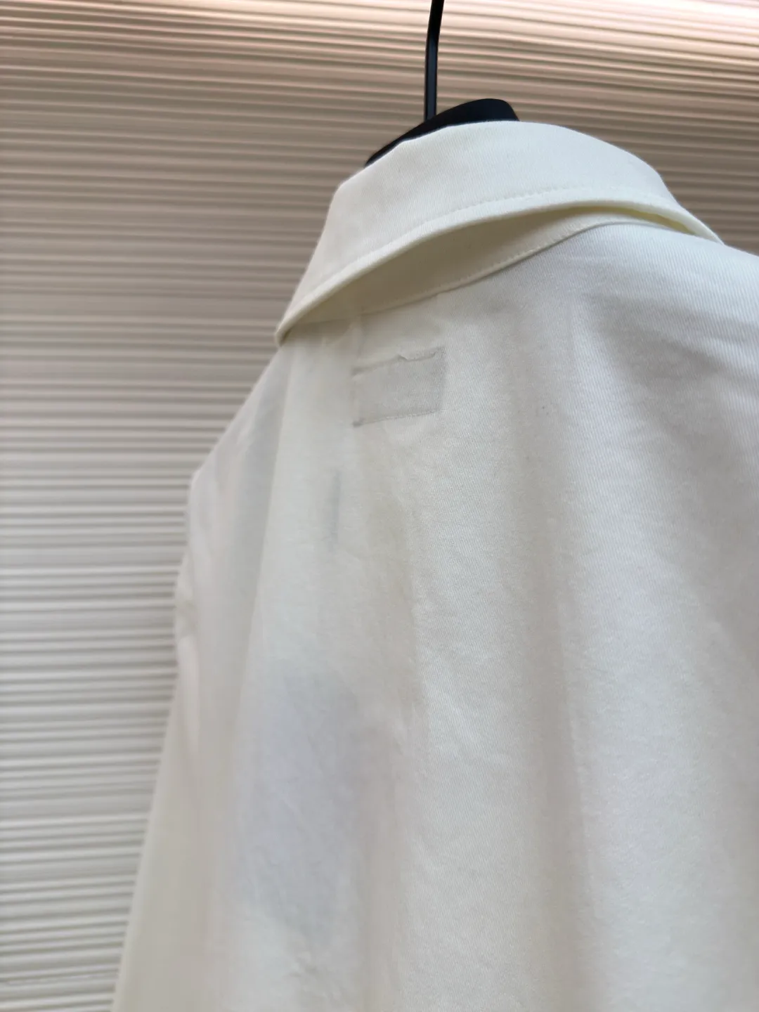 Ralph Lauren embroidered zipper jacket ●Original version: Purchased and developed by 4161 ●Item No.: 1680773-B10 ●Fabric: Clouded white twill cotton fabric ●Technology: Embroidery production ●Version: Fitted version ●Weight: about 570 grams ●Size: S-M-L-XL ●Description: Customized clouded white twill cotton, soft and silky, comfortable and close to the skin, dressed in pure white, exuding an innate elegance The exquisite indigo pony logo is embellished throughout. It is highly recognizable and carries an atmosphere of freedom and vitality. It is a symphony of pure and smart colors. It reconstructs the classics with neat styles and defines modern relaxation with versatile genes. Imported machine embroidery technology is used. Advanced computer control systems and precision mechanical components are used to achieve the iconic pony embroidery operation. High precision. The lines are smooth and delicate. The template machine opens the bag. The preset template guides the position, shape and size of the bag opening. The accuracy ensures the quality of the bag opening effect. The hem is made at one time using a three-needle waist-drawing machine. The elastic band and the fabric are sewn together in the same process using the machine's special needle position and feeding mechanism. The three-needle design is stronger and can evenly distribute pressure. Make sure that the elastic band and the fabric fit tightly, and the fabric has been washed carefully to have a better hand feel, not easy to deform, not easy to shrink, not easy to fade, and maintain long-term beauty. The overall wiring is straight and delicate, the fabric is comfortable and soft, and the color is consistent without color difference. It can be matched with the same style to create a fashionable look and control various occasions. Customized accessories, complete with three standards, same style for men and women!